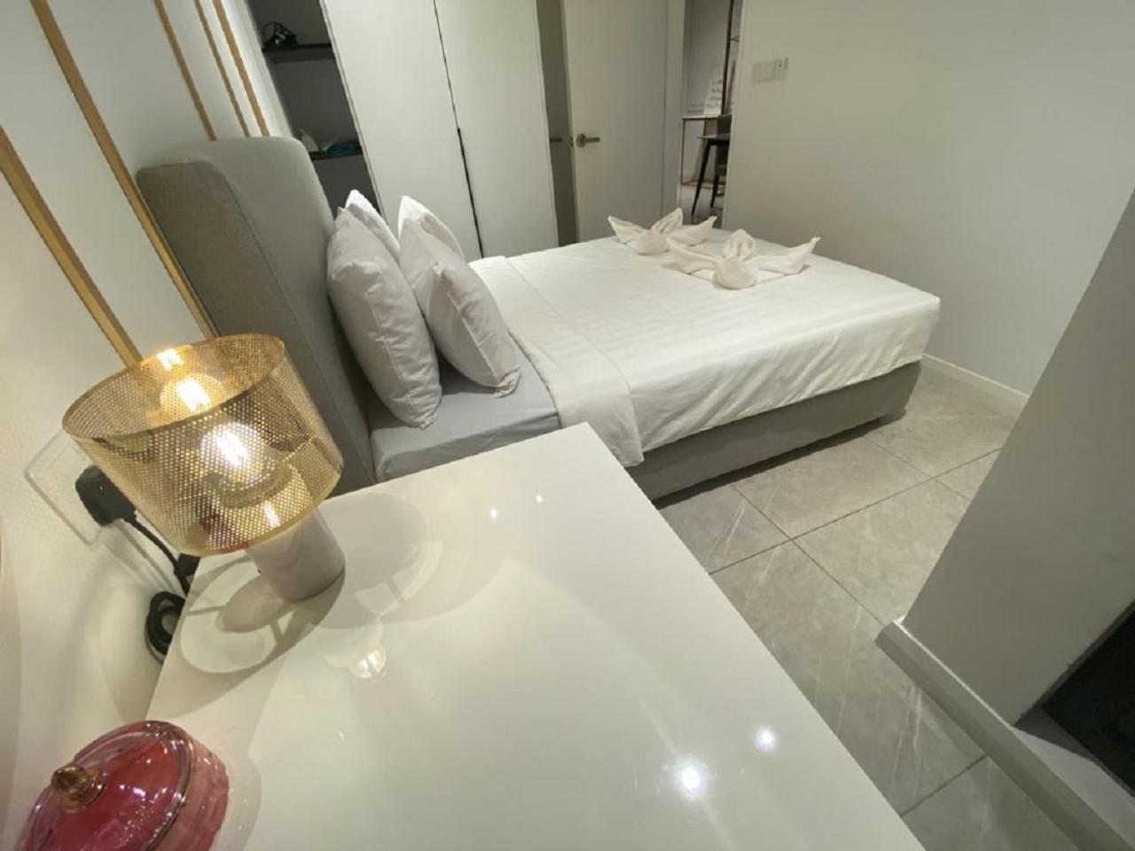 Conrad At Axon Apartemen *
